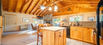 Esther Mountain Chalet: Luxe, Hot Tub, Dog Friendly, 1. 9 mijl naar Whiteface, uitzicht op de bergen, 10 personen, sauna en open haard