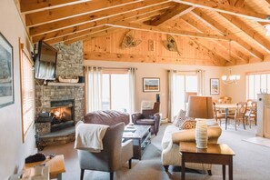 Smart TV, fireplace - Mountain Home, Views, Near Whiteface, Lake Placid (Wilmington)