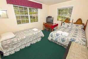 4 bedrooms, travel cot, Internet