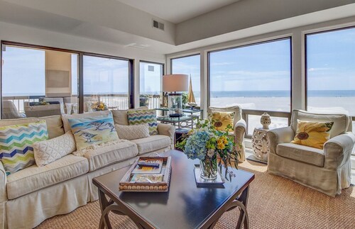1102 Ocean Club | AvantStay | Oceanfront | Shared Pool, Spa | Ocean Views