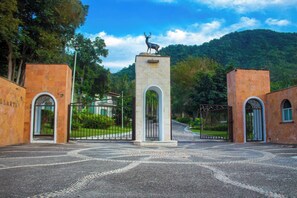 المنطقة المحيطة بالمنشأة