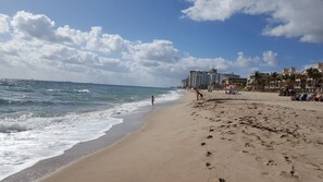 Beach nearby, sun-loungers, beach towels