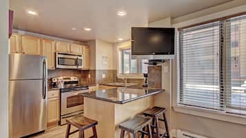 Coffee/tea maker, fridge, microwave, oven