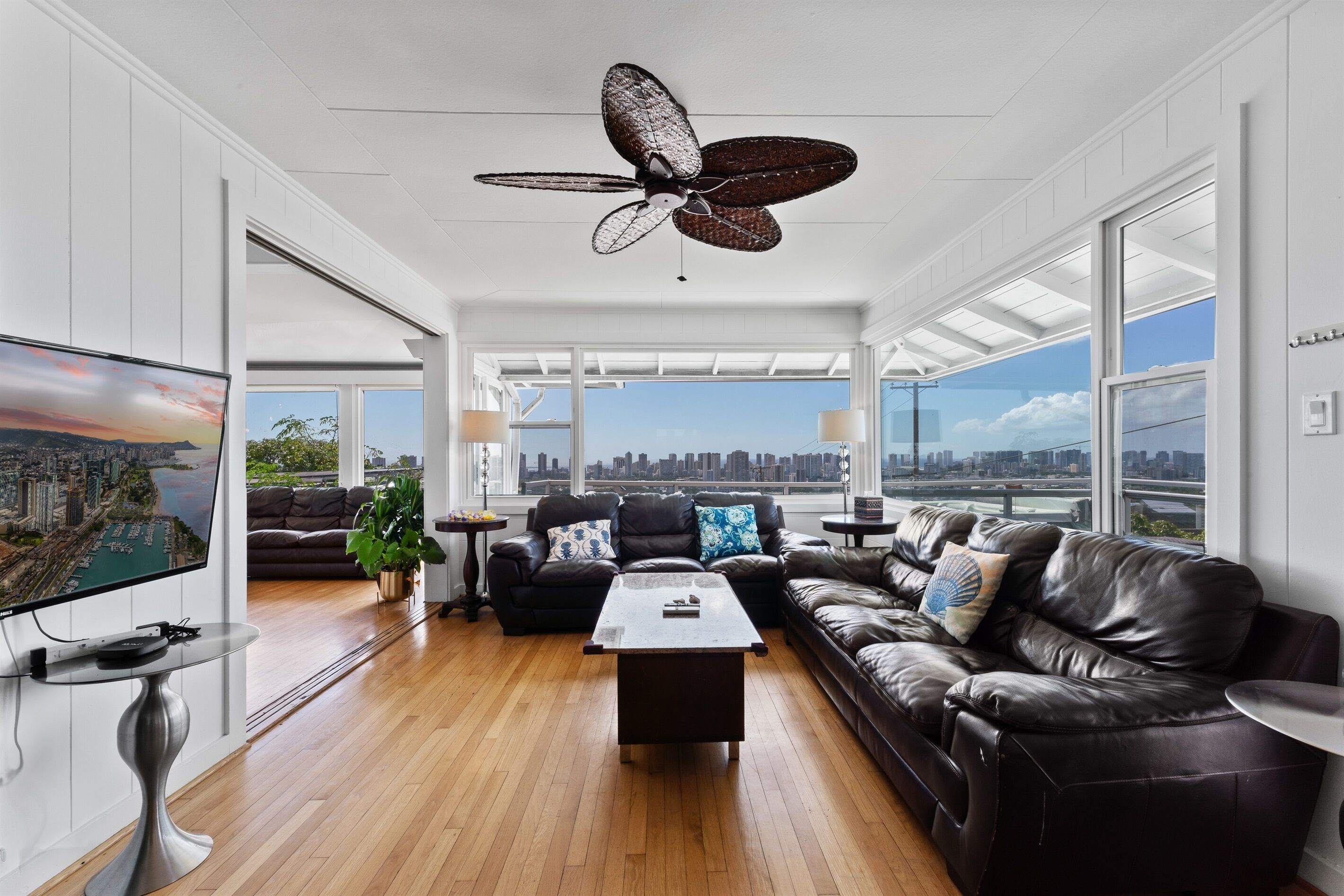 Smart-tv, videospelletjes, een dvd-speler en boeken