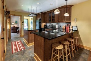 Geschirrspüler, Wasserkocher mit Kaffee-/Teezubehör