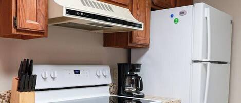 Réfrigérateur, four à micro-ondes, un four, surface de cuisson