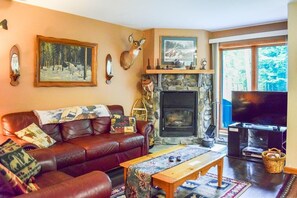 Smart TV, fireplace, DVD player, table tennis