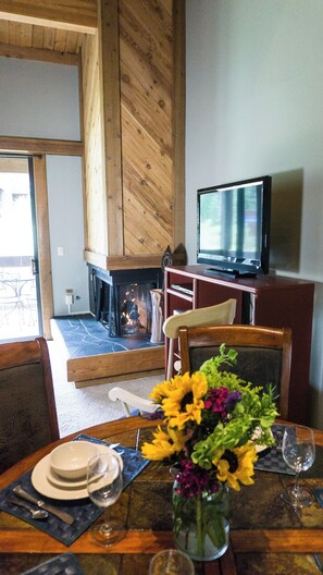 Dining - 2 Br 2 Bath Mountain Condo (Truckee)
