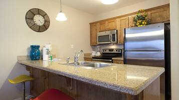 Fridge, microwave, stovetop, dishwasher