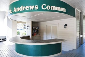 Un bancone curvo con un cartello che riporta la scritta 'St. Andrews Common'.