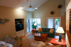 Smart-TV, DVD-spiller og bøker