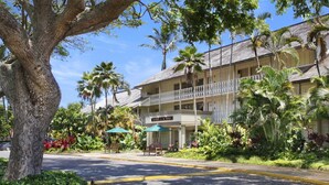 Un hotel con struttura su due piani, un balcone al secondo piano e un cartello che riporta la scritta 'Island View Beach'.