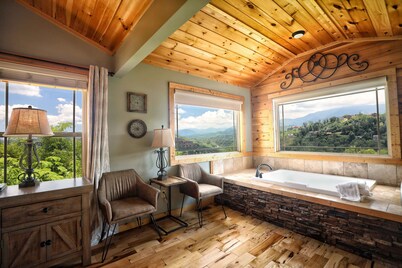 SERENE Luxury Cabin! BREATHTAKING Views! Huge Deck! Fire pit! Hot Tub! Near town