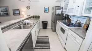 Køleskab, mikrobølgeovn, ovn, kogeplade