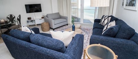 Smart-TV, DVD-spiller, stereoanlegg og kontorer