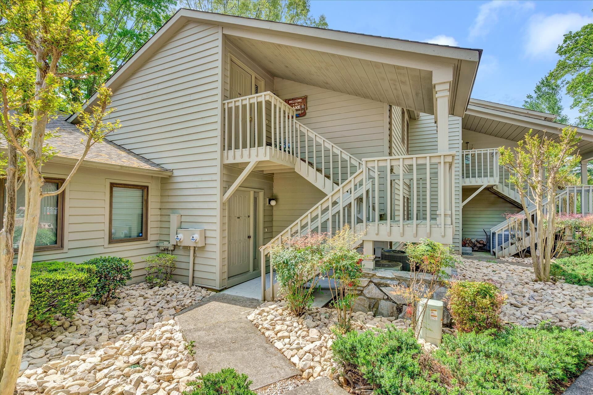 SHORELINE SERENITY-POOL, RENTABLE BOAT SLIP- NOW AVAILABLE TO BOOK FOR 2025!!