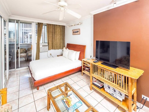 アップグレード、キッチン、WiFi、AC、フラットスクリーン+直接サンデッキアクセス–ワイキキグランド1003