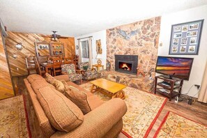 Televisión y chimenea 