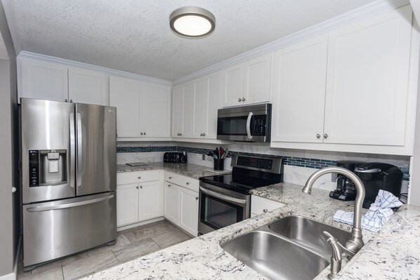 Een koelkast, een microgolfoven, een oven, een kookplaat