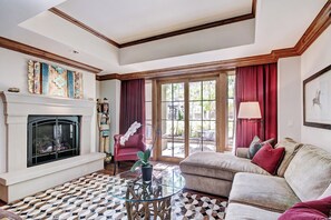 テレビ、暖炉、テレビゲーム、DVD プレーヤー