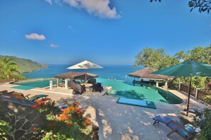 Een buitenzwembad, een verwarmd zwembad, ligstoelen bij het zwembad