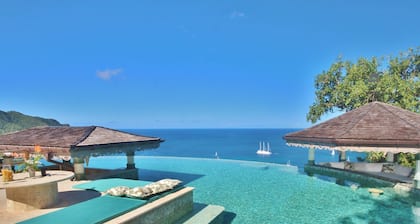 Tropical Hideaway Palm Cottage - Stunning Views - 5* Boutique Accommodation
