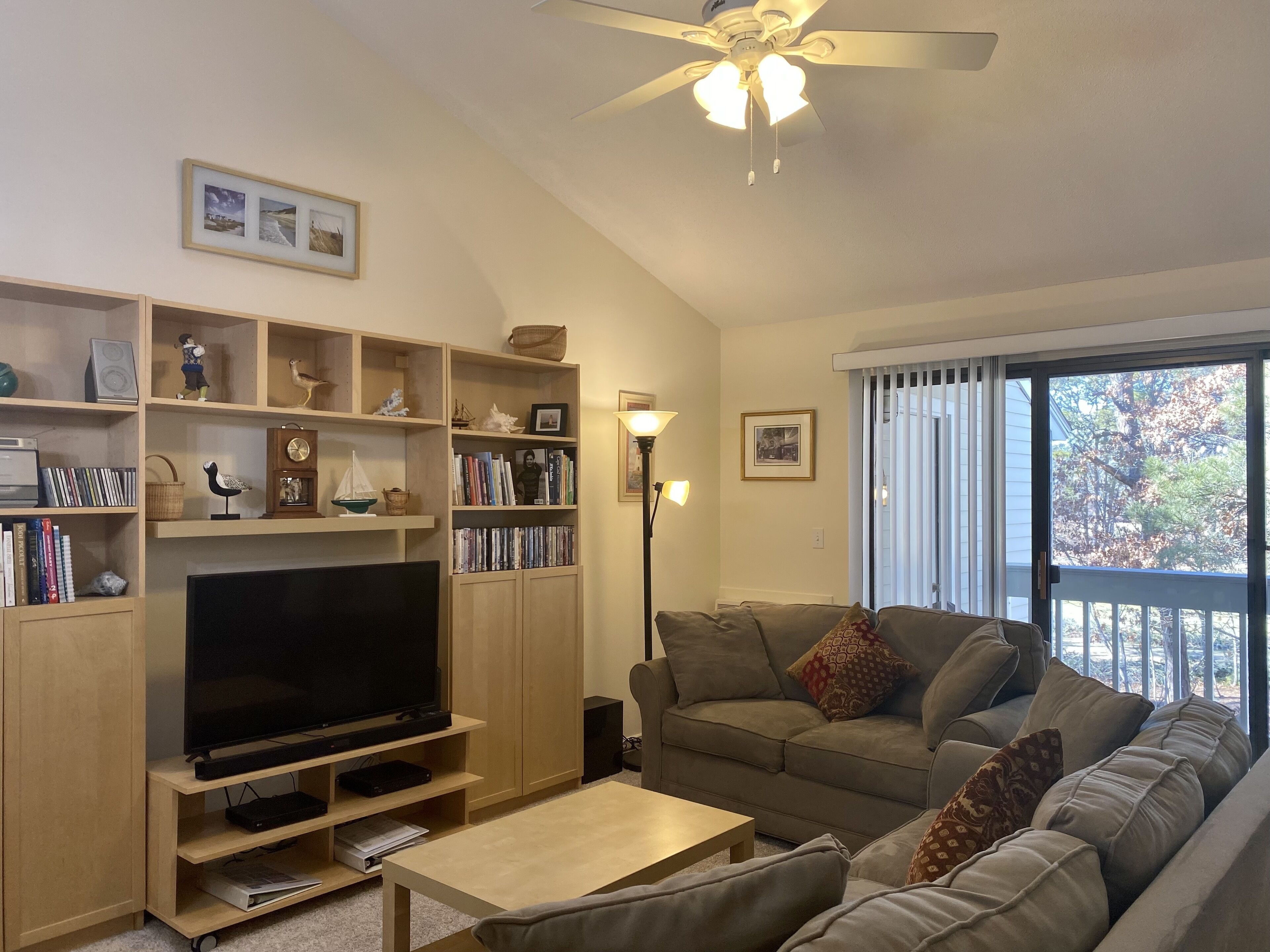 This Eaton Village apartment has comfortable décor and a renovated kitchen with newer appliances.