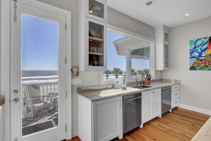 Interior - 502 Ocean Blvd by AvantStay | Beachfront w/ Pool & Ocean Views! (Isle of Palms)