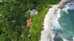 Ubicación a pie de playa, tumbonas y toallas de playa