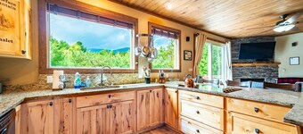 Whiteface Mountain Chalet: Luxus, Hot Tub, Hundefreundlich, 1. 4 Meilen bis Whiteface, Blick auf die Berge, Schlafmöglichkeiten für 16, Sauna und Kamin