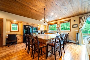 Coffee/tea maker, fridge, microwave, oven - Large Luxury Home, Close to Whiteface, Lake Placid (Wilmington)