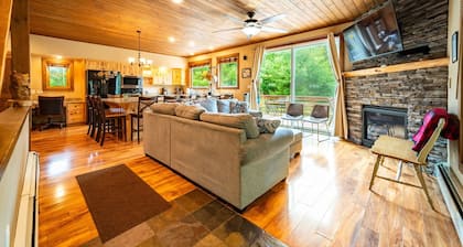 Whiteface Mountain Chalet: Lujo, Jacuzzi, Se admiten perros, 1. 4 millas de Whiteface, Vistas a la montaña, capacidad para 16 personas, sauna y chimenea