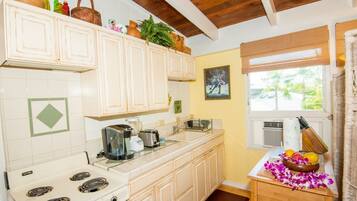 Fridge, oven, stovetop, coffee/tea maker