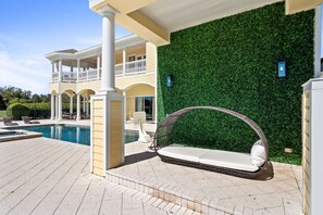 Lämmitetty uima-allas