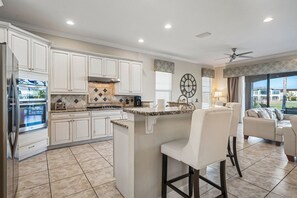 冷蔵庫、電子レンジ、オーブン、コンロ