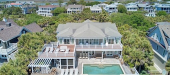 7BR Oceanfront Estate exquis! Piscine à débordement privée, cuisine extérieure, terrain de volley-ball, terrain de basket complet et crédit de 250 $ pour la location de matériel de plage