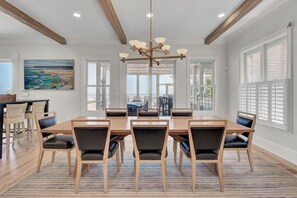 Dining - 114 Ocean Boulevard by AvantStay | Beachfront | Infinity Pool | Basketball Court (Isle of Palms)