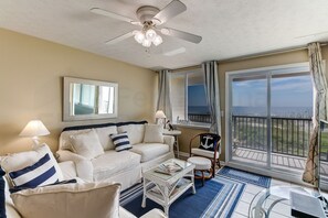 Living area - Bring your dog to this peaceful Scenic Oceanfront Condo and Close to parks. (Fernandina Beach)