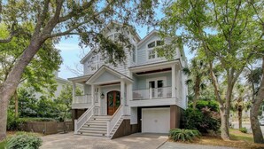 Unclassified image, 4 of 42, button - 5 32nd Avenue by AvantStay | Gourmet Kitchen | Pool | Balconies (Isle Of Palms)