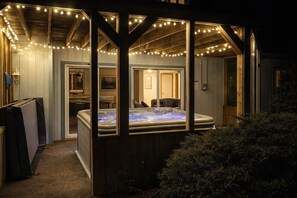 Terrace/patio - Luxury 5-BR Lakefront - Newly Renovated in 2026 - Private Hot Tub (pocono pines)