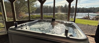 Luxury 5-BR LAKEFRONT Home with hot tub!