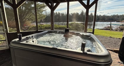 Luxury 5-BR LAKEFRONT Home with hot tub!