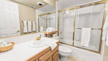Combined shower/tub, hair dryer, towels