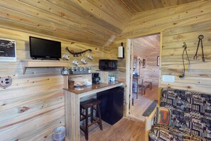 TV, fireplace - W-W: Guest Ranch Group Lodging up to 70! (Monticello)