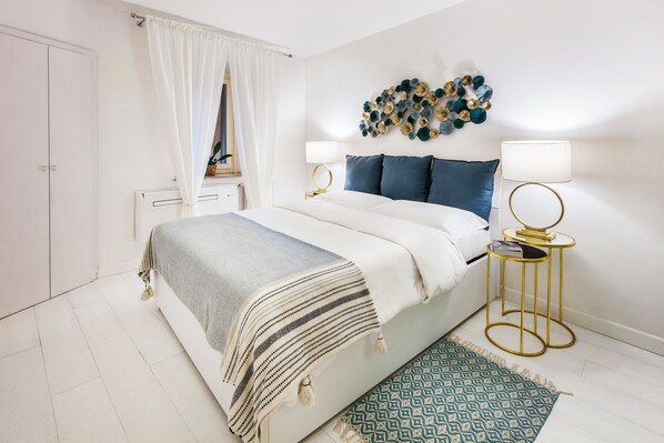 1 chambre, lit avec matelas en mousse à mémoire, bureau