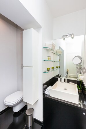 Dusche, Haartrockner, Handtücher, Seife