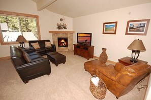 Fernseher, Kamin, DVD-Player