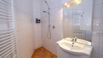 Dusche, Haartrockner, Hausschuhe, Handtücher