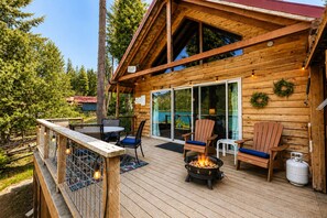 Outdoor dining - Journeys End/ Fish Lake, Hot Tub, Sauna, Dock (Leavenworth)