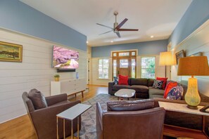 Living area - 88 Grand Pavilion | AvantStay | Near Beach + Pools (Isle Of Palms)